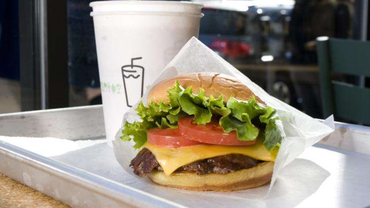 TimeOutNewYork's tweet photo. .@shakeshack is giving away FREE breakfast sandwiches and burgers until 2pm, starting NOW! http://t.co/iHnVQ5TOsr http://t.co/6Lz3vN1gLP