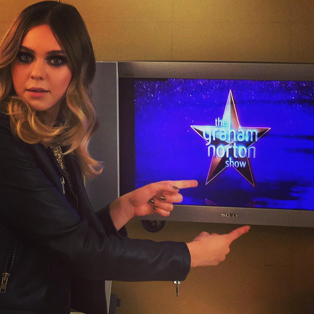 We're on <a href="/TheGNShow/">Graham Norton Show</a> tonight! We'll do an interview and a performance of Master Pretender. BBC One at 22:35 GMT! 🎉