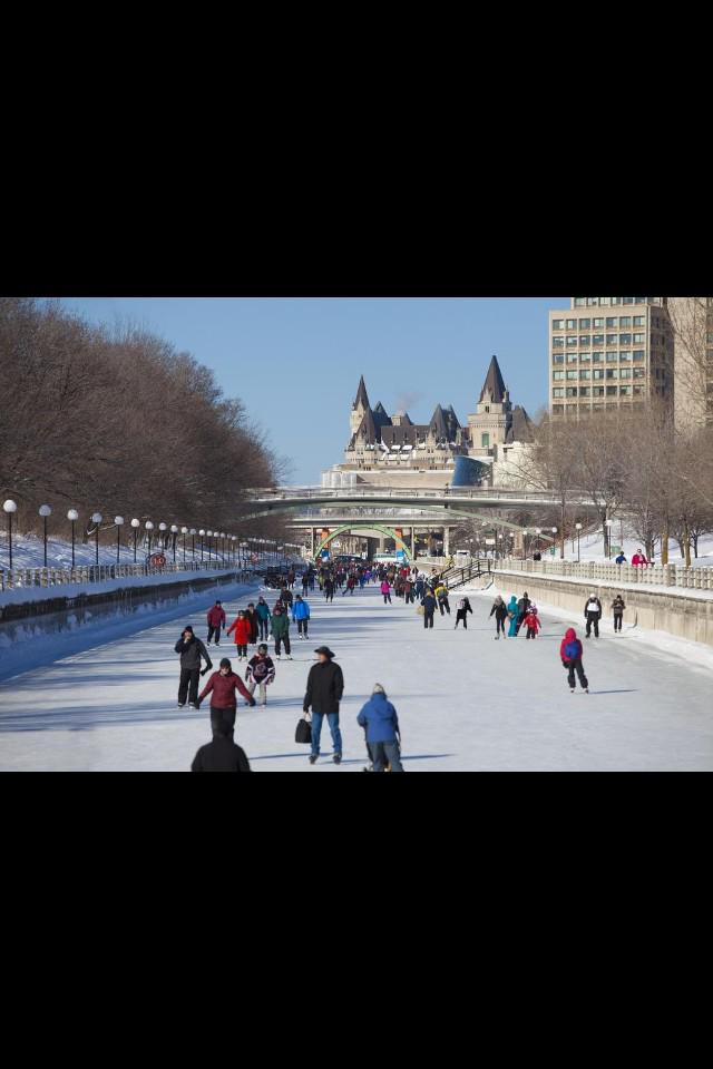 JamieRivers08's tweet image. What a great pic of the frozen Rideau Canal in Ottawa. World's longest rink. I used to love it as a kid. @Winterlude