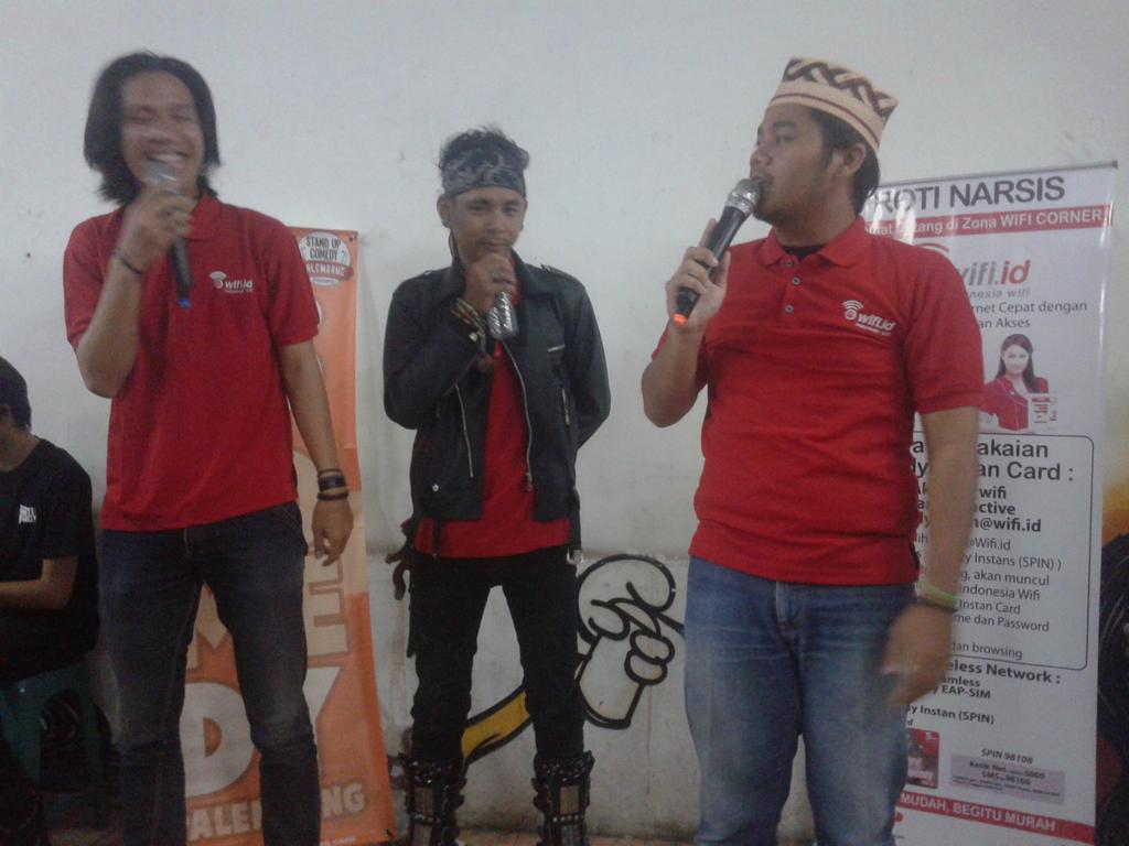 TrioCCC's tweet photo. "@StandUpPLG: Sekarang ada grup lawak @TrioCCC . Mereka adalah @aricikhuy @fadhlanCiboy @DodotCikidutsz . #OpenMicPLG http://t.co/gAX0a8fV2b