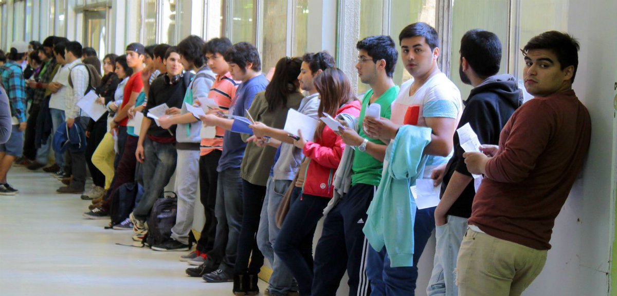 T13's tweet photo. Jóvenes vulnerables duplican matrícula en educación superior gracias a más becas y créditos http://t.co/i0OcvG9GL1 http://t.co/QCQ4ueY6tF