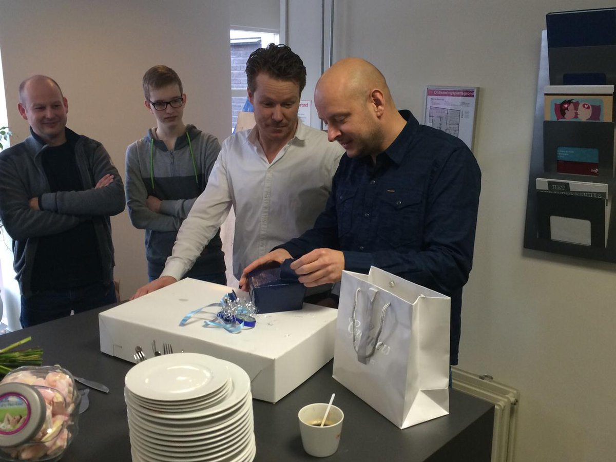 BoekenGilde's tweet photo. Collega @petervanlimbeek in het zonnetje! Al 12 1/2 jaar zet hij zich met hart en ziel in voor onze organisatie! http://t.co/KLriVNesS3