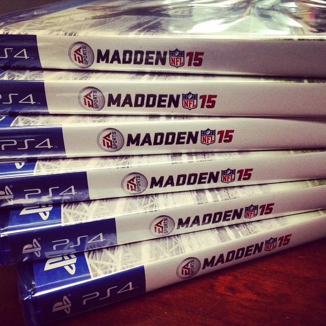 GilletteStadium's tweet image. #FridayFreebies! Want to win 1 of these @EAMaddenNFL games? Do this:

1) RT this
2) Follow us

bit.ly/Madden13015