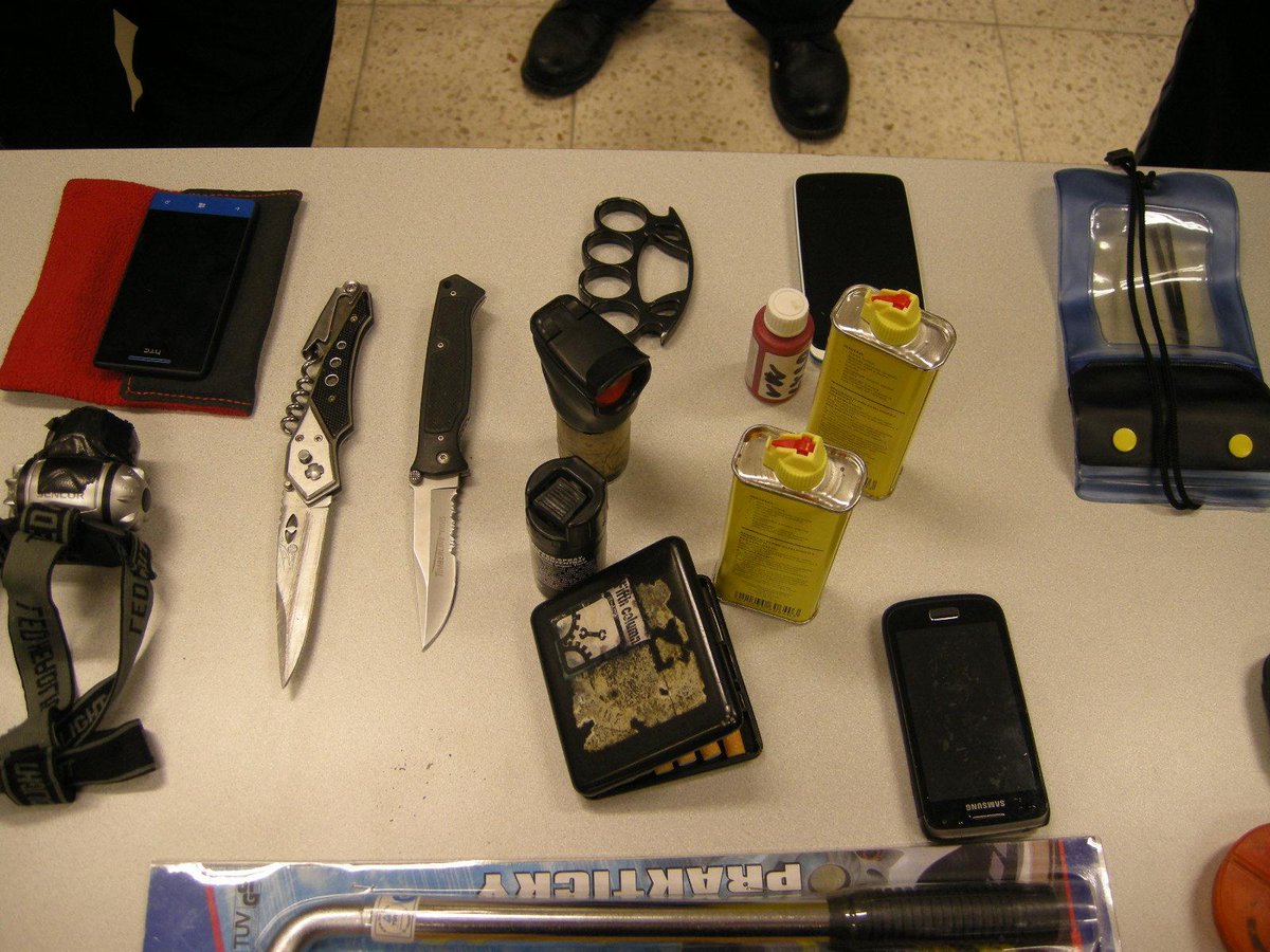 LPDWien's tweet image. 6 Festnahmen auf der A4– Tschechischer Reisebus mit schwerer Bewaffnung #Akademikerball @offensive_nowkr #nowkr