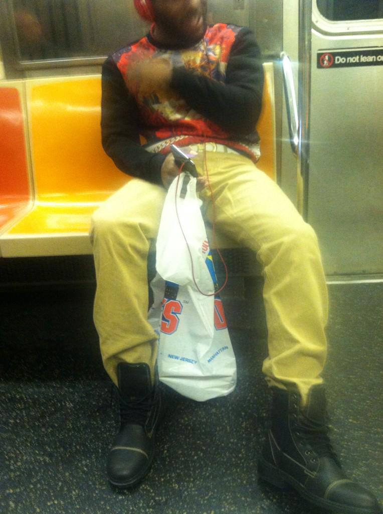 RoqueBerlanga's tweet photo. It's never ok to sing full voice while wearing your headphones on the train. I repeat, never. #mtaprobs http://t.co/BlEBO7leDP