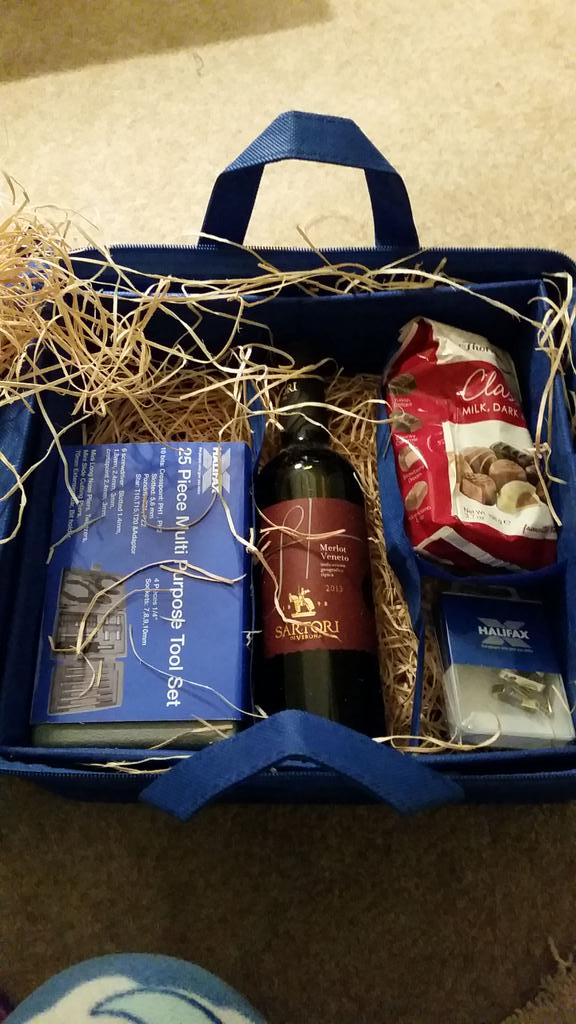 Nikannlee's tweet photo. @AskHalifaxBank just received this lovely gift from you for taking out our mortgage with you. Thank you 😊😊😊 http://t.co/voLFfW2zWx