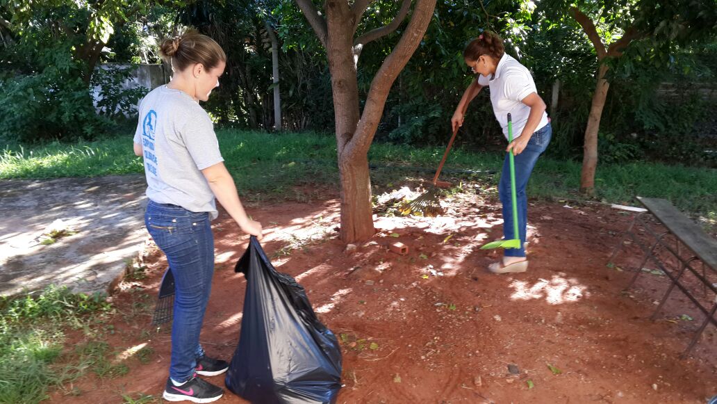 msaludpy's tweet photo. #Minga Equipos del hospital regional de Caacupé recorren manzanas, acompañados de SENEPA que realiza las fumigaciones http://t.co/AA3QTyurzZ