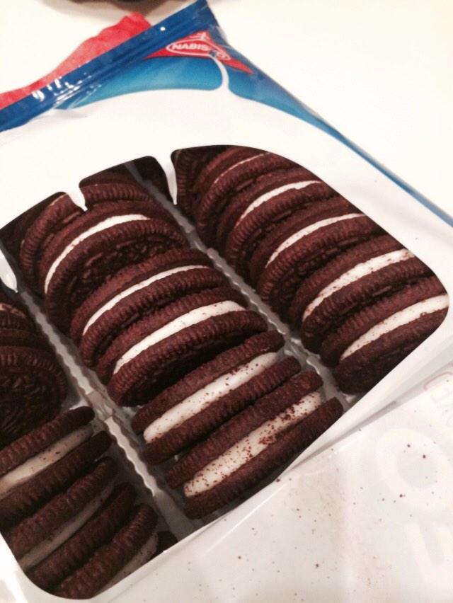 fainfive's tweet photo. @Oreo A bit sweet for my taste, but the kids and hubby are devouring them. #RedVelvetOreo http://t.co/dfCislLJuG