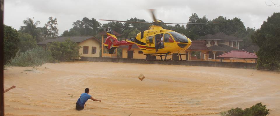 AirbusHeli's tweet image. Malaysia’s flood victims get help from #Airbus #Helicopters machines ow.ly/Iea4P