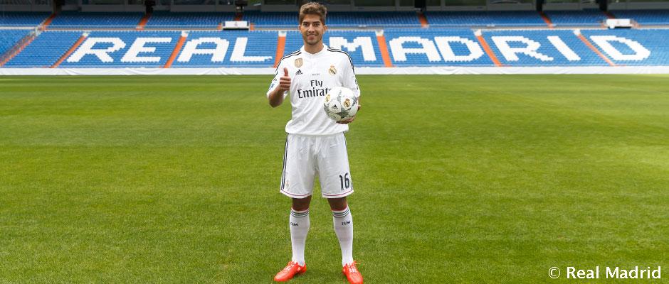 realmadrid's tweet photo. .@MrAncelotti: "@16LucasSilva ha llegado bien, en buena condición. Es posible que le demos minutos” #RealMadridvsRSO http://t.co/zrUQviAiG2