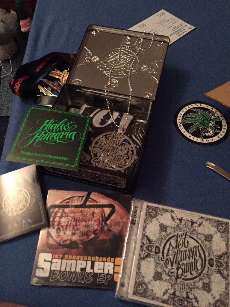 RealCrackPitt's tweet photo. #187strassenbande #sampler3 http://t.co/8E18LZbSSy