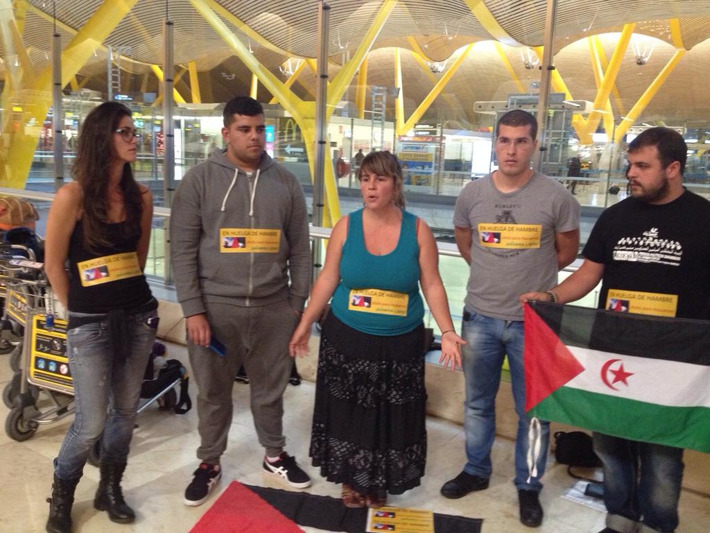 saharalibreya's tweet photo. Compañeras canarias inician huelga de hambre por #HassannaLibre #SaharaLibre http://t.co/8d8kAZswOD