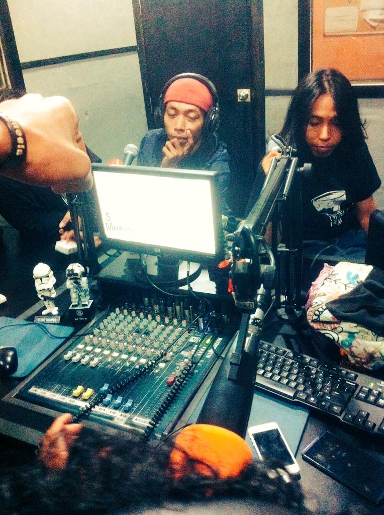 MOKOAPA's tweet photo. Sekian lama masuk @iradiomakassar ,kenapa na tambah banyak sarang laba-labanya ini.. #berakdikaleng2production http://t.co/NP2LGnll2N