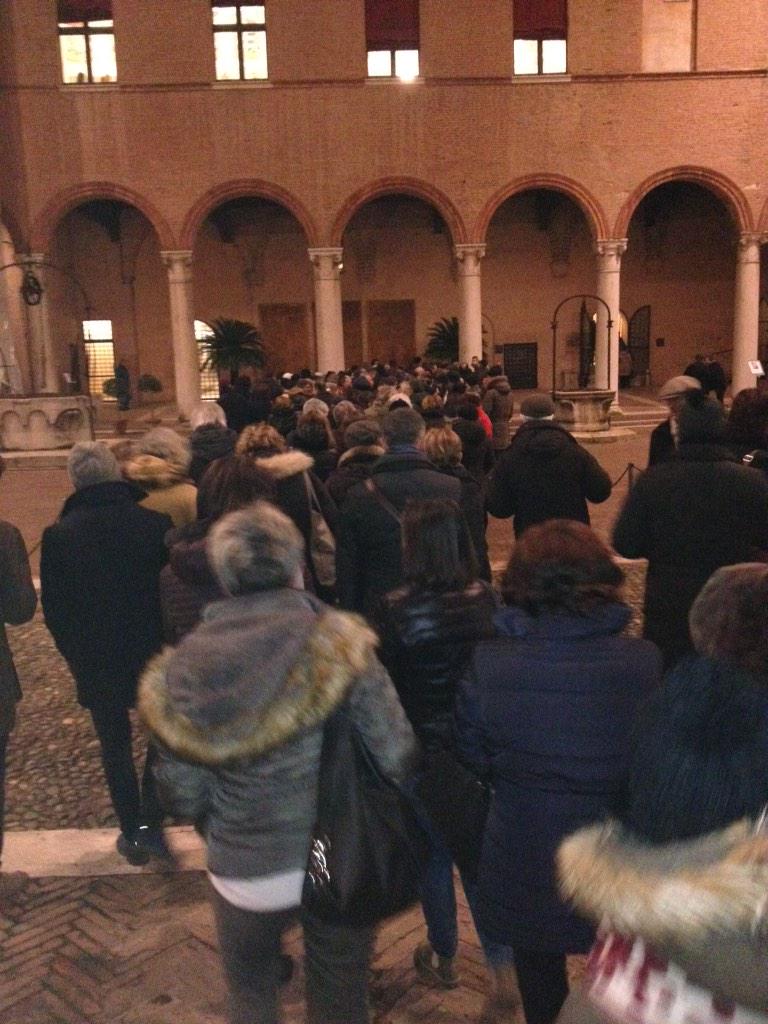 ComuneDiFerrara's tweet photo. In coda per l'inaugurazione della mostra Boldini De Pisis @CastelloEstense @PalazzoDiamanti #MyFerrara #Ferraraeventi http://t.co/fBzFPsEX7W