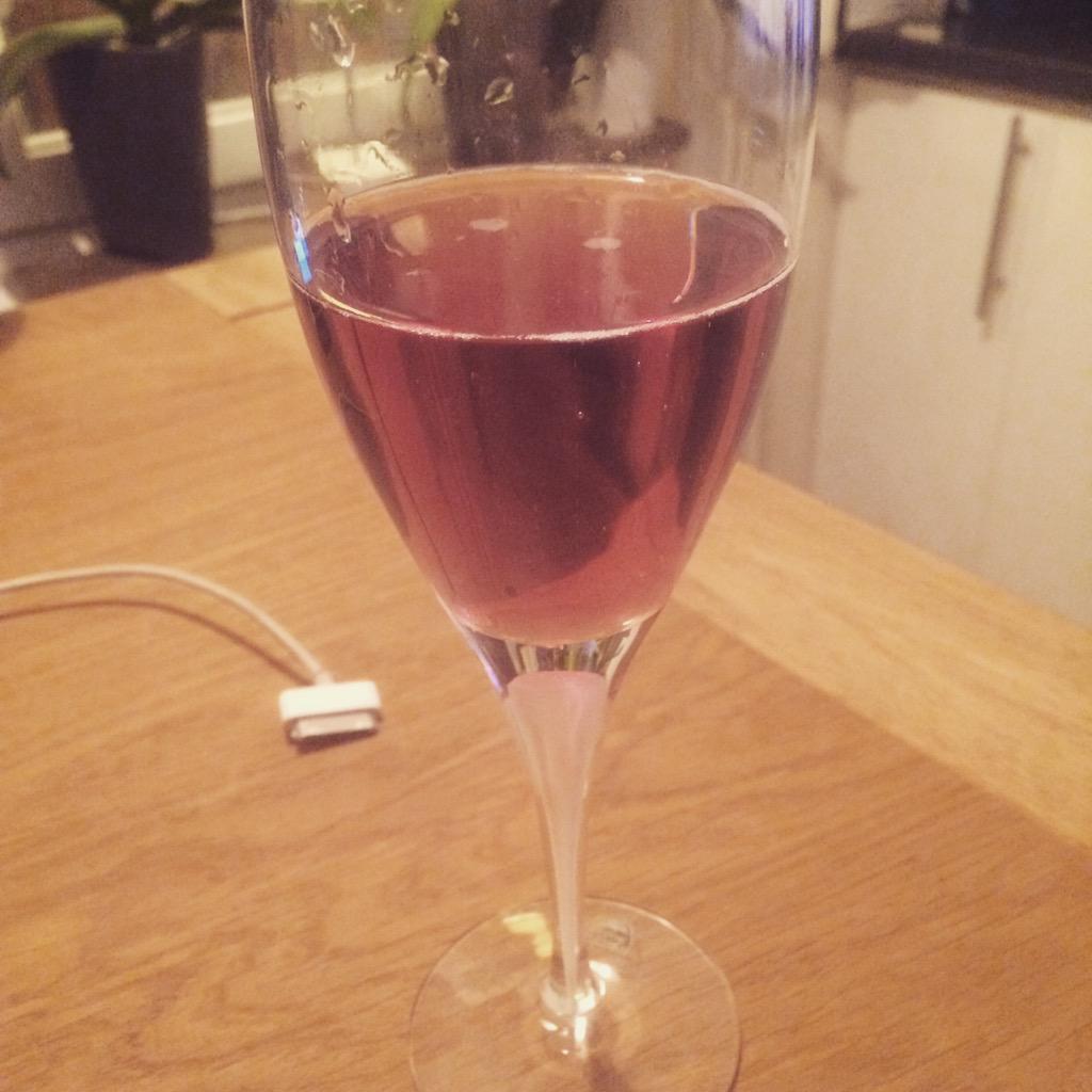 tussan's tweet photo. “@CissiS85: Bubbel i glasen och munnarna babblar på haha http://t.co/YNdXa7w30t” babbel och politik..🍷