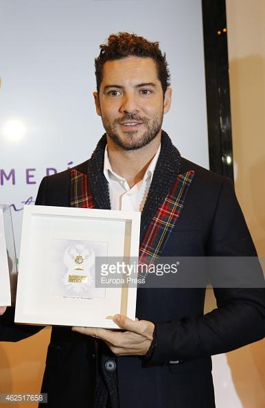 agenda_bisbal's tweet photo. .@davidbisbal con su premio 'Sol de oro de Vera'.
Felicidades por otro reconocimiento más por parte de tu tierra. http://t.co/1gXEnjsiut