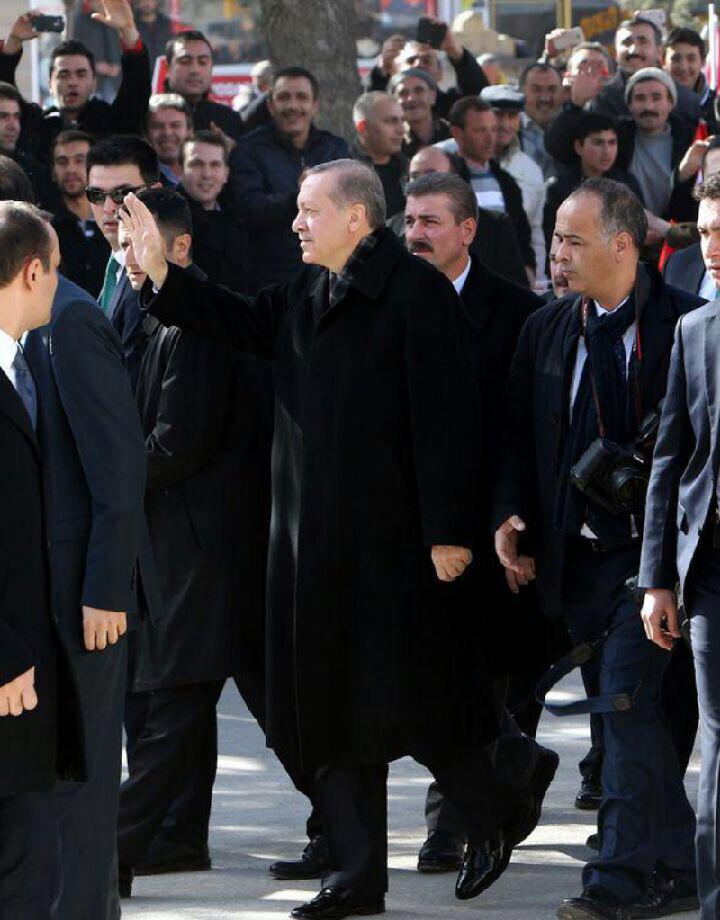 D.Başkanmızn konutunda oturarak ülkeye hizmet edeceğini düşünenler boşuna heveslenmesin.Cünkü böyle birşey olmayacak