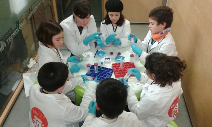 Extracció del DNA de les nostres pròpies cèl•lules amb l'Helena de <a href="/Gencardio/">GenCardio</a> Som #Ninslab <a href="/ninsclub/">ninsclub</a>