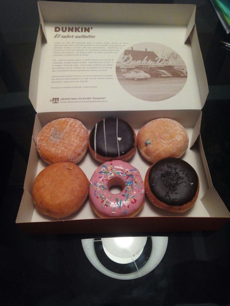 AmparoHopf's tweet photo. Échate algo para merendar, @Ana_emea!Jejejeje! #DunkinDonuts #TardeDePrimas http://t.co/CUHecfodz9
