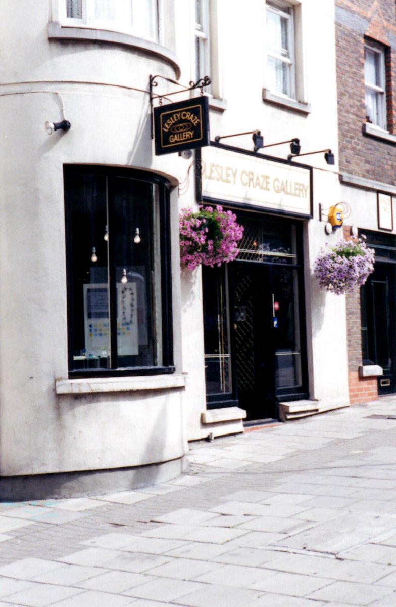 LesleyCraze's tweet photo. Image of Lesley Craze Gallery in 1989. Check out the hand painted sign and hanging baskets! http://t.co/Xg75HFqysM