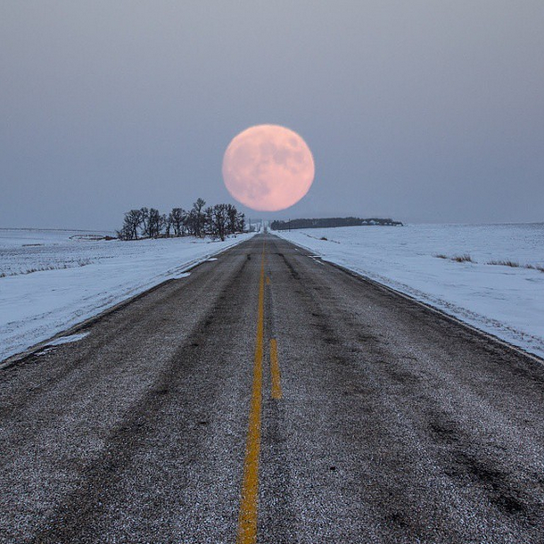 EarthPix's tweet photo. Highway to the moon
Photo by Aaron J. Groen http://t.co/Cgpjbv2tH2