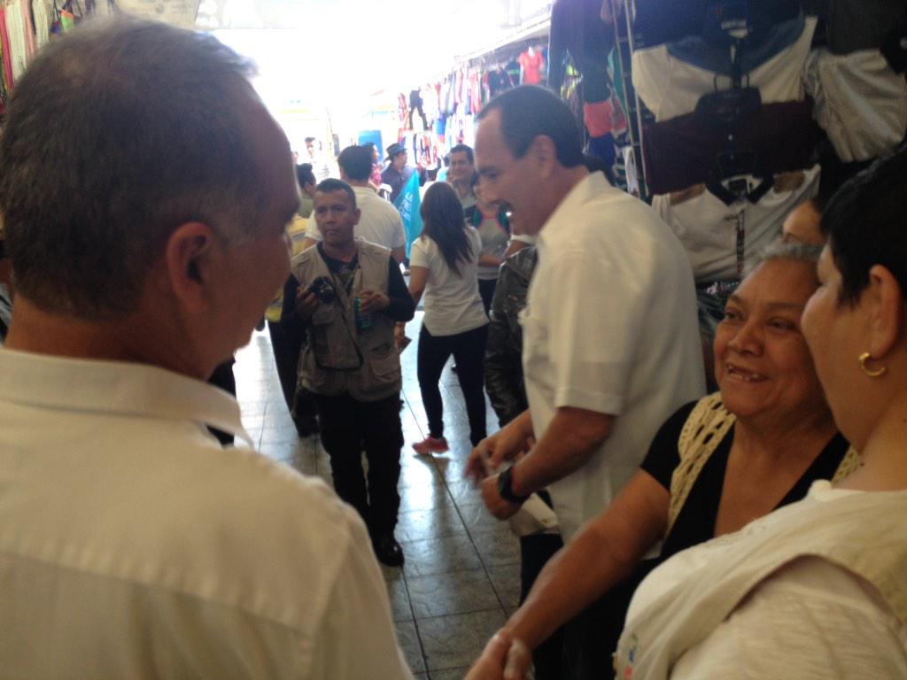 JulioMitre_'s tweet photo. Acompaño a @jorgemesseguer en recorrido con comerciantes de la #PlazaLido en el centro de #Cuernavaca #DimeComoSi http://t.co/YNKZidZTs7