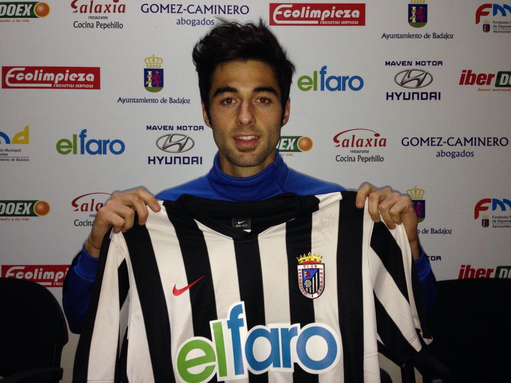 CDBadajoz's tweet photo. Mikel Uriarte ya posa con su nueva camiseta y realiza su primera sesión de entrenamiento con el CD Badajoz. http://t.co/5etxKJuHLQ