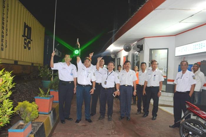 KA_logistik's tweet photo. Pemberangkatan perdana 15 rangkaian GD KA Kontainer KALOG 6 relasi Gedebage-Pasoso oleh EFT didampingi jajaran (30/1) http://t.co/FBTzkJIrbk