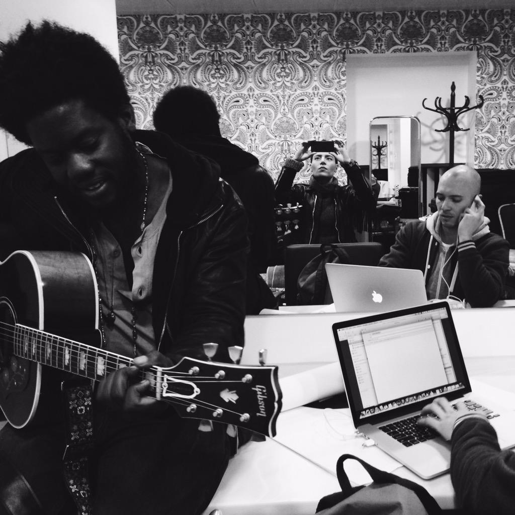 Emilykingmusic's tweet photo. #fbf Lounging in London w/  @michaelkiwanuka &amp; @CGregoryMusic  #movementrecords #singmeasong http://t.co/1cIQNuFdZJ
