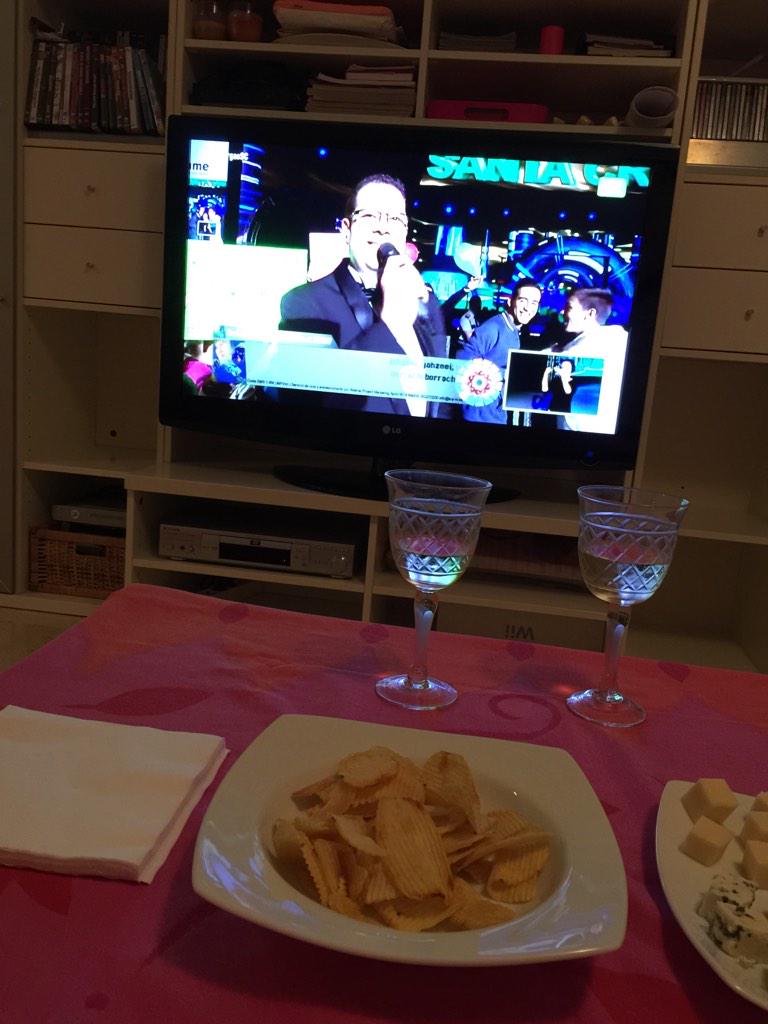 patry_rguez's tweet photo. Reunión de amigos para ver el concurso de la final de murgas en Tenerife! 😃 #CarnavalSC #quieroverelreyleon http://t.co/FAEZLi7K4s
