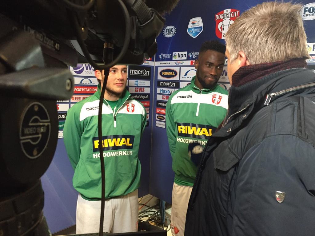 fcdordrechtnl's tweet photo. Lewis en Van Overeem, beide huurling van AZ, mogen samen voor de camera bij @FOXSportsnl #dorhee #az #fcdordrecht http://t.co/ZjXHTCl9BU
