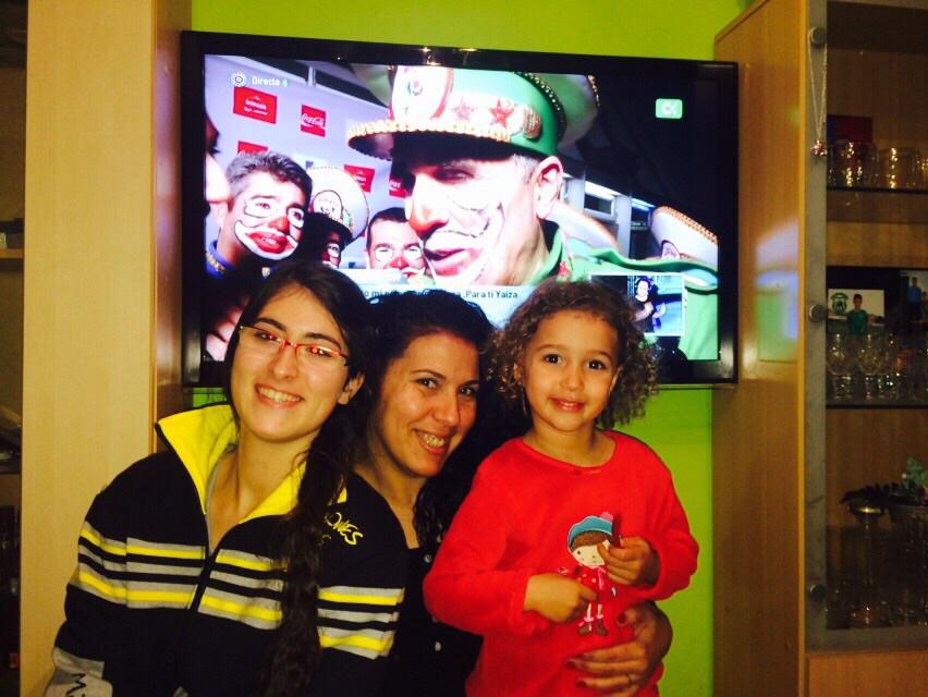 SeleDR's tweet photo. Aunque este año no llegamos a conseguir entradas, seguimos con ellos desde casa!! #quieroverelreyleon #carnaval2015 http://t.co/YvEJnS51lv