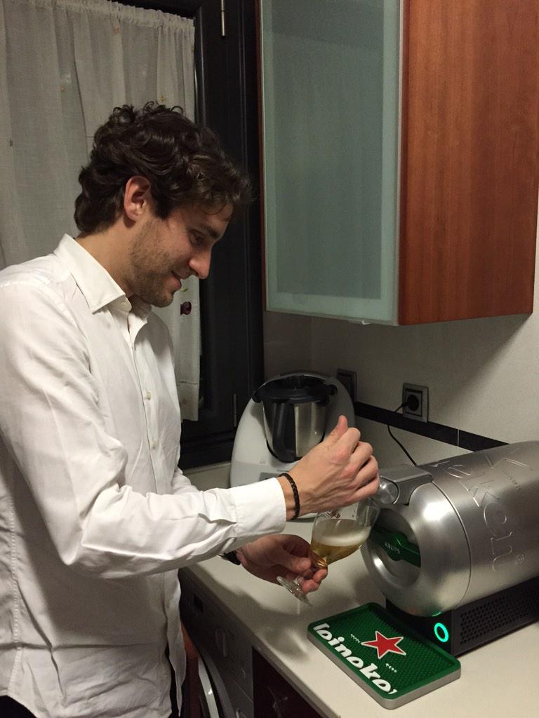 samuelferrero's tweet photo. Se ha convertido en la reina de la cocina!! #NavigateTheSub Gracias @Heineken_ES !! http://t.co/Y0WgSqkBj6