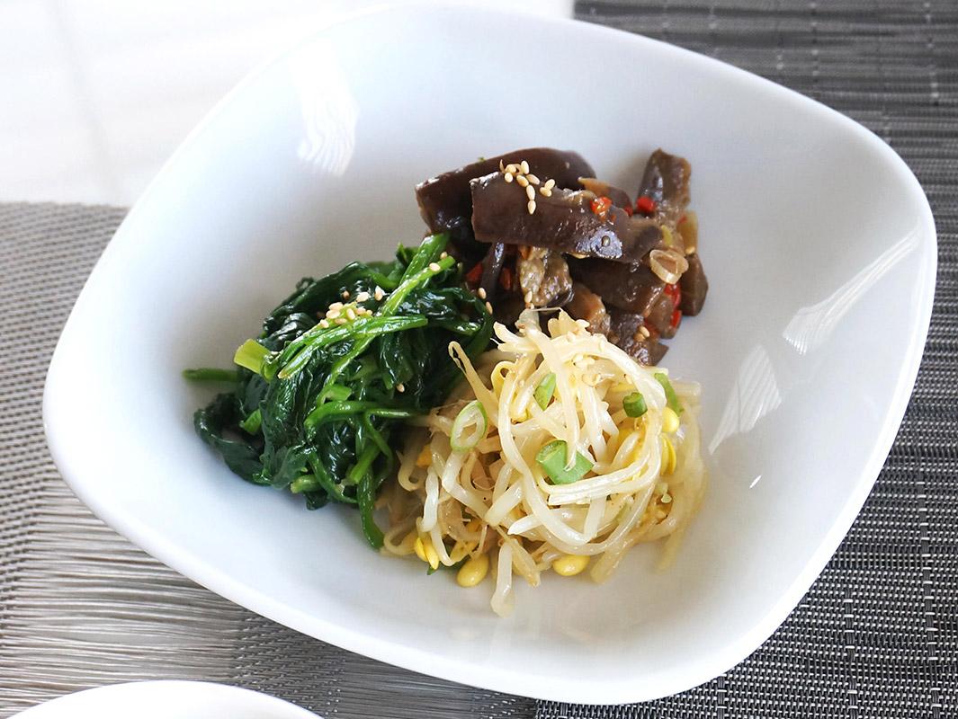 KoreanFoodies's tweet photo. Happy Lunar New Year! We're celebrating with @MissHangrypants' festive tri-color banchan. http://t.co/GA6GVRgoCa http://t.co/vDrNUUDo4i