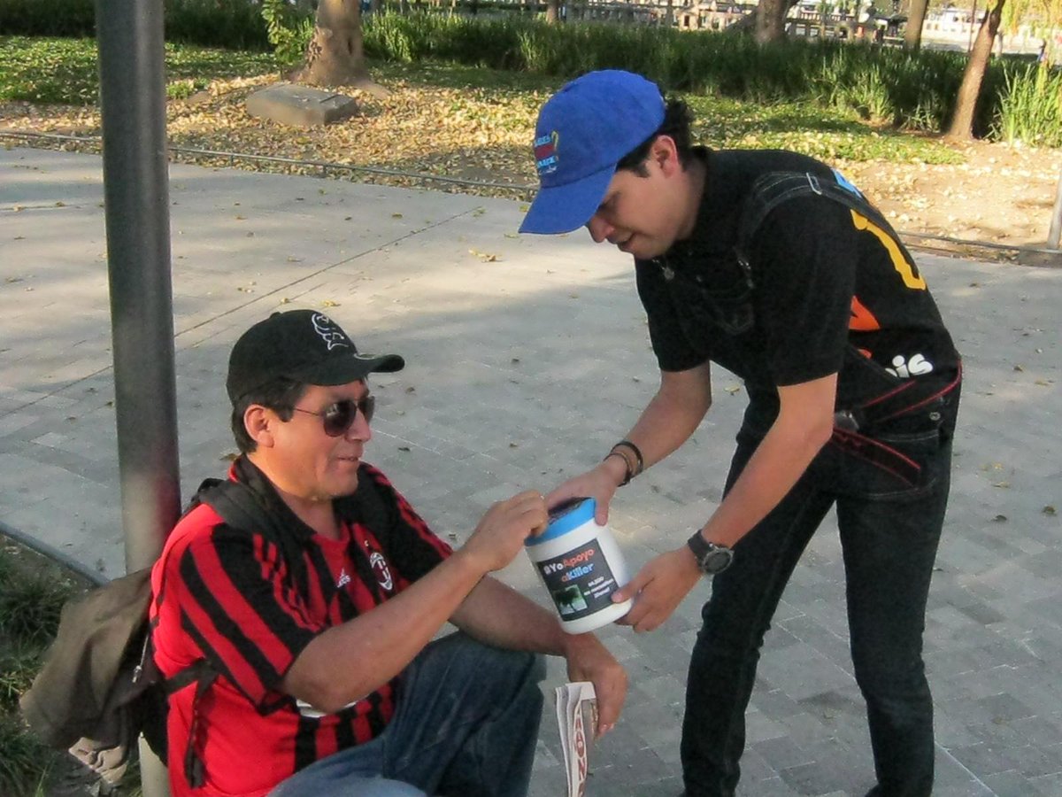 SabesQuienSabe's tweet photo. #Gabo está en el centro del #DF botenado!  #YoApoyoAKiller #CuentaBanamex 5204154591802498 @xuxhq @RescateAnimal http://t.co/RL0R4U7XHP