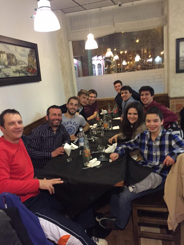 Lalaboraltenis's tweet photo. Pizzas con los chicos de tenis http://t.co/K21bgnlCT8