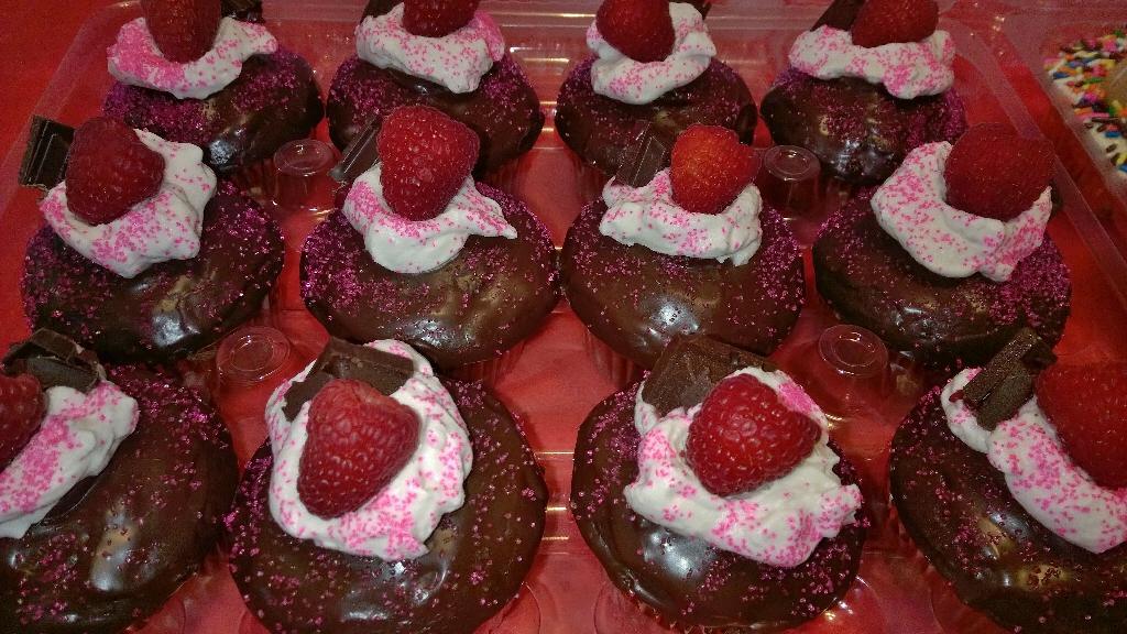 dianasheavenly1's tweet image. #ChocolateRaspberryCupcakes perfect for #ValentinesDay! ❤💋💑