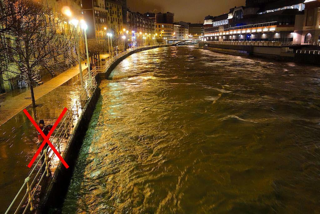 Hoy <a href="/Euskalmet/">Euskalmet</a> solo quiere fotos desde la ventana! NO seas imprudente, ni pongas en peligro tu vida!! #uholde