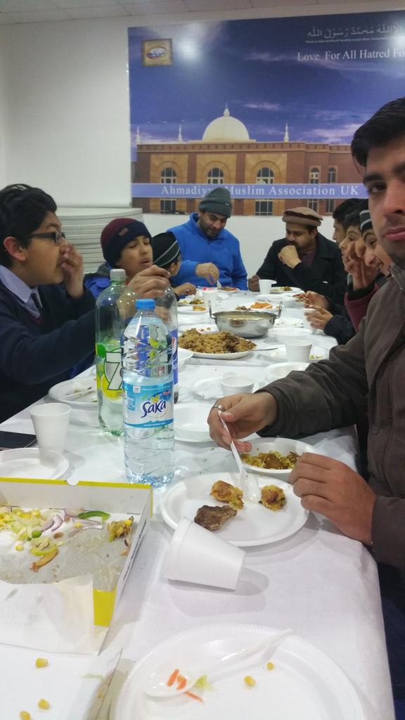MKABradNorth's tweet photo. "One dish" gathering after Isha Salaat. Youth and elders. Some delicious food #Muslims #eating #fulltothemax http://t.co/1JqjHObc8R