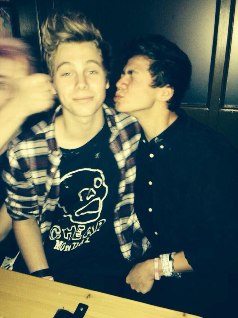 5sosomniac's tweet image. #LoopOff5SOS v cute