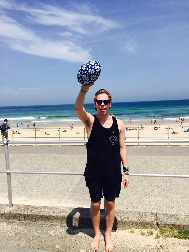 5sosomniac's tweet image. #LoopOff5SOS footie