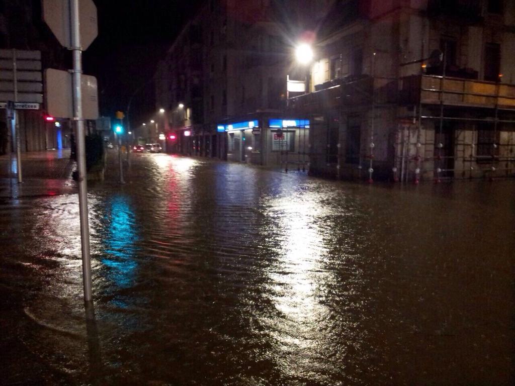 BilbaoHiria's tweet photo. #Inundaciones importantes en el centro de #Zalla #Bizkaia http://t.co/l7bkGRfTNf