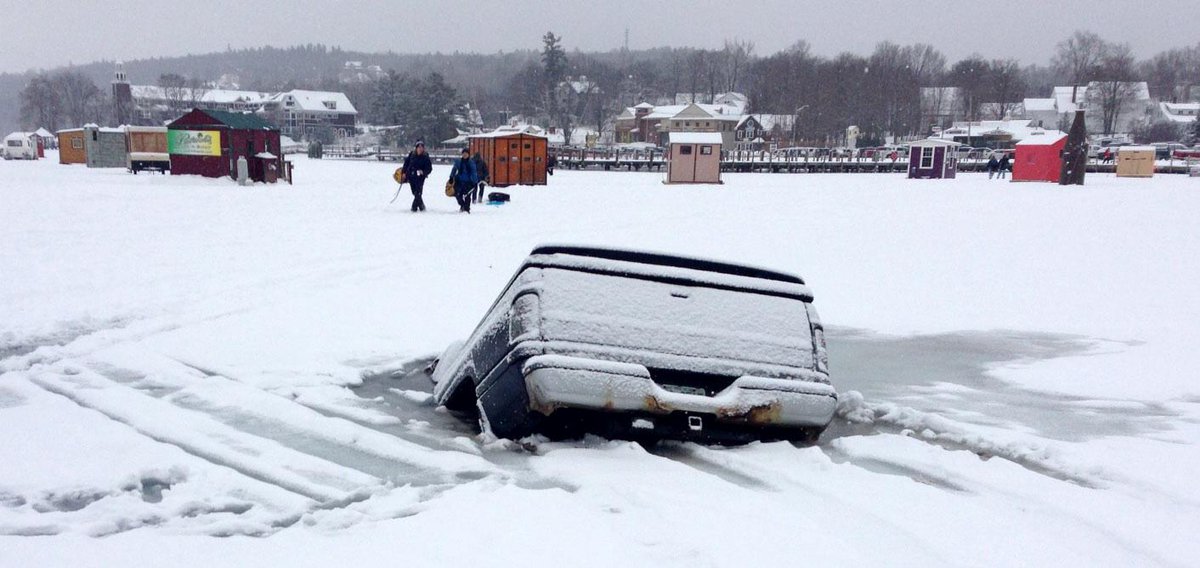 GreggWGME's tweet photo. This... Is a bad day.
Thru the ice in Lake Winnipesaukee. Driver ok... truck not. Ctsy NH Fish&amp;Game #thinice http://t.co/ZeQ4ICUfdG