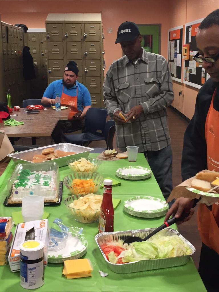 opichardo81's tweet photo. let's go GREEN! EOC all day 1277         Nos Fuimos Verde ! EOC Todo el dia en 1277 @MileyShakira @HomeDepot http://t.co/osA9xuDD0k