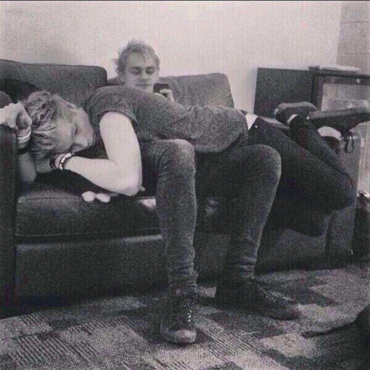 5sosomniac's tweet image. #LoopOff5SOS 

Muke is relationship goals
