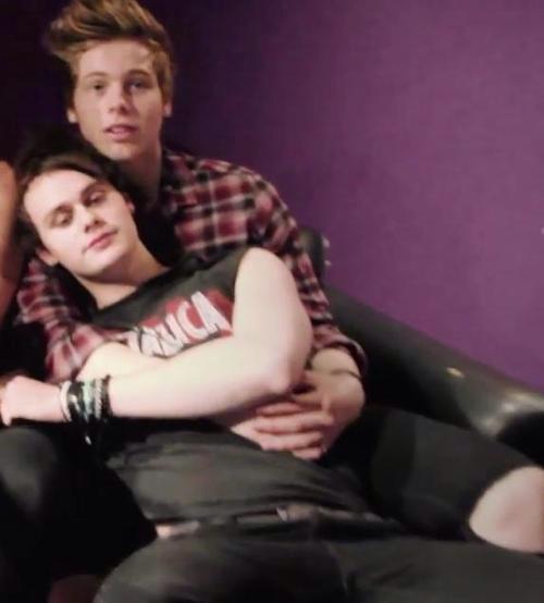 5sosomniac's tweet image. #LoopOff5SOS 

Muke is relationship goals