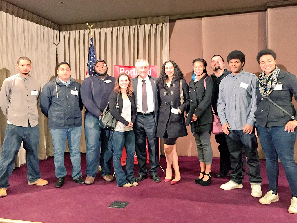 GetTherePDX's tweet image. Big thanks to @pdxcityclub for allowing our scholars to participate at #sotc2015. Thanks for your time/pic @MayorPDX