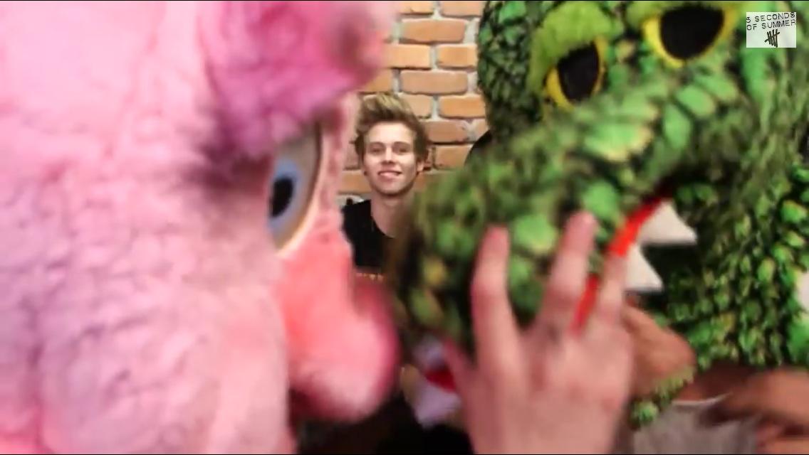 daisyxash's tweet image. #LoopOff5SOS do it cause Luke's watching!