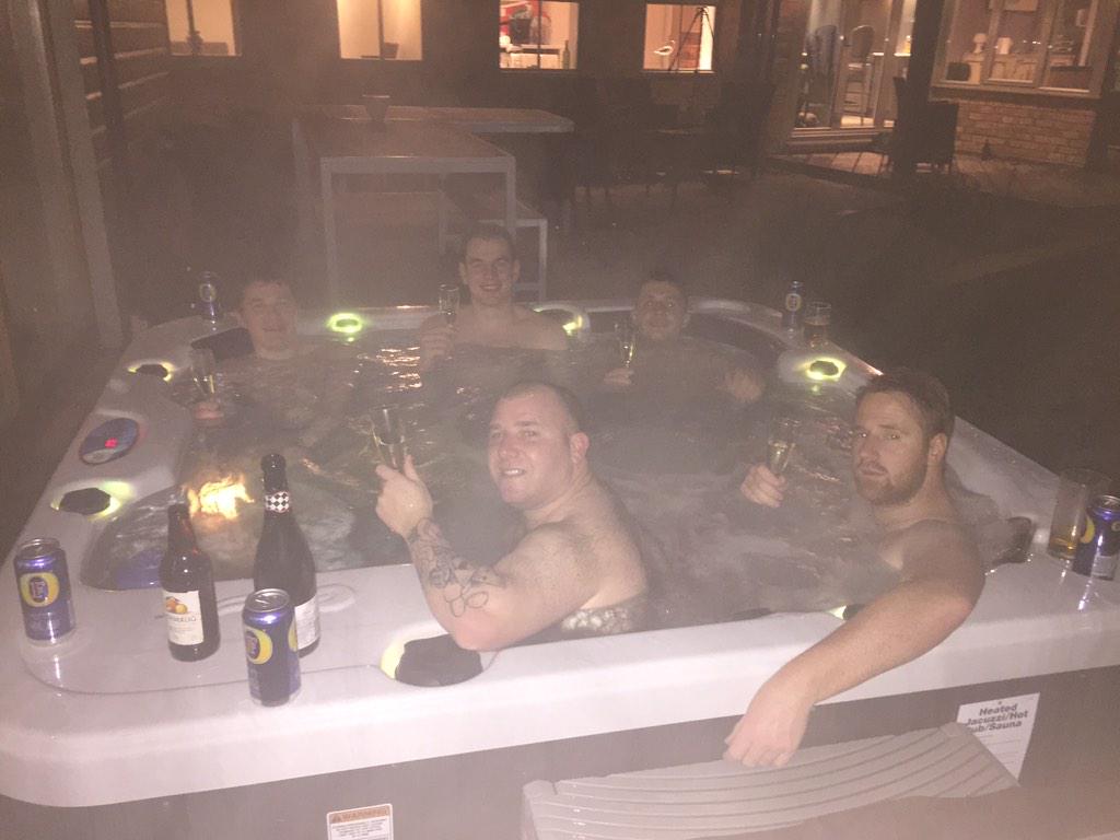 Diddy_bops's tweet photo. Midnight hot tub @alsop26 @bradystone86 @martingrey83 @spudlee83 @JASalmons8 #hottubwankers http://t.co/TZYl1dQh5G