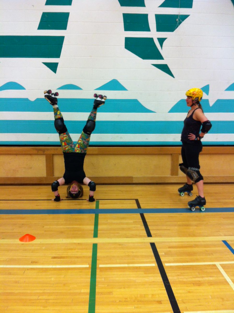 bowroller's tweet photo. Coach Mon gives the order and Jet Shark obeys! #rollerderby #derbygirls #canmore #banff #bvrd #ladymacs http://t.co/TZAElUcZzJ